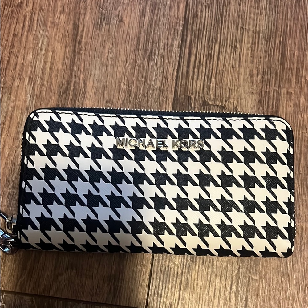 Michael Kors Black and White Houndstooth Wallet